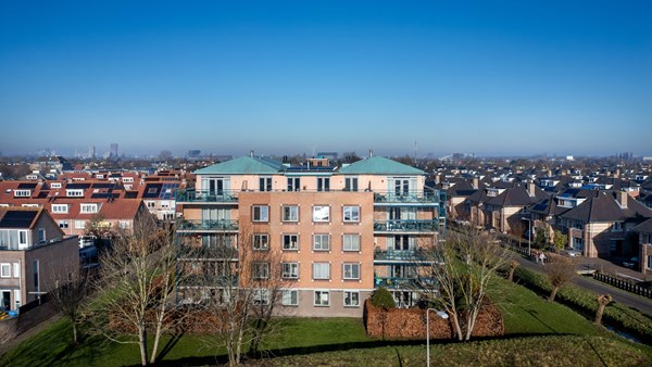 Recent vernieuwd penthouse met twee slaapkamers, groot zonneterras en wijds uitzicht